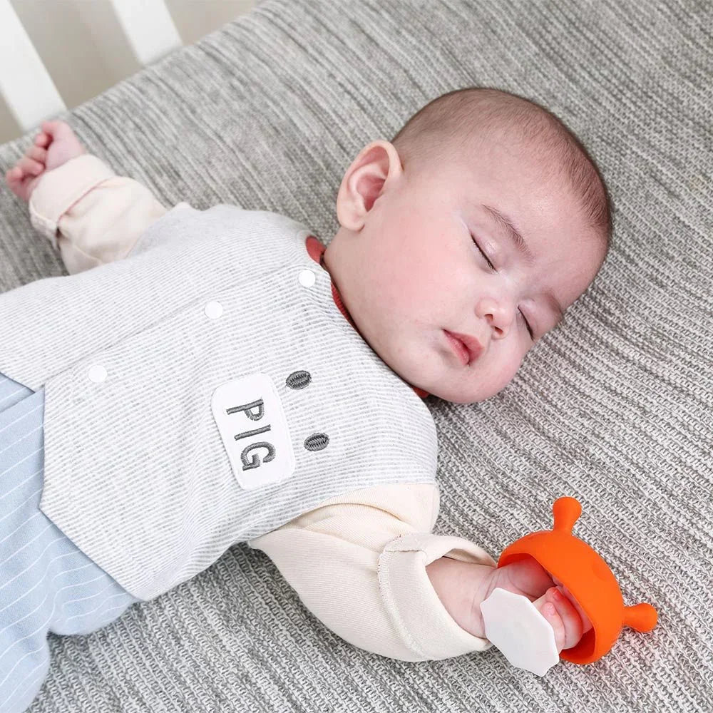 Søvnende baby i myk grå genser med 'PIG'-trykk, blå bukser og oransje leketøy – ideelt babyutstyr 0-8 år