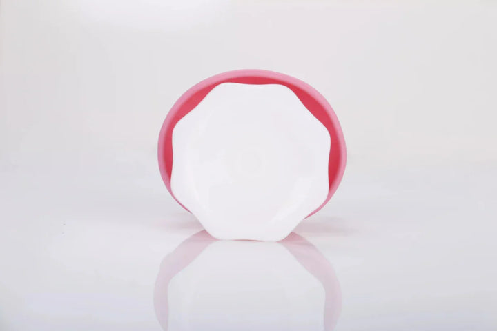 Rosa og hvit babybowl med blomsterkant, perfekt for spedbarns mat