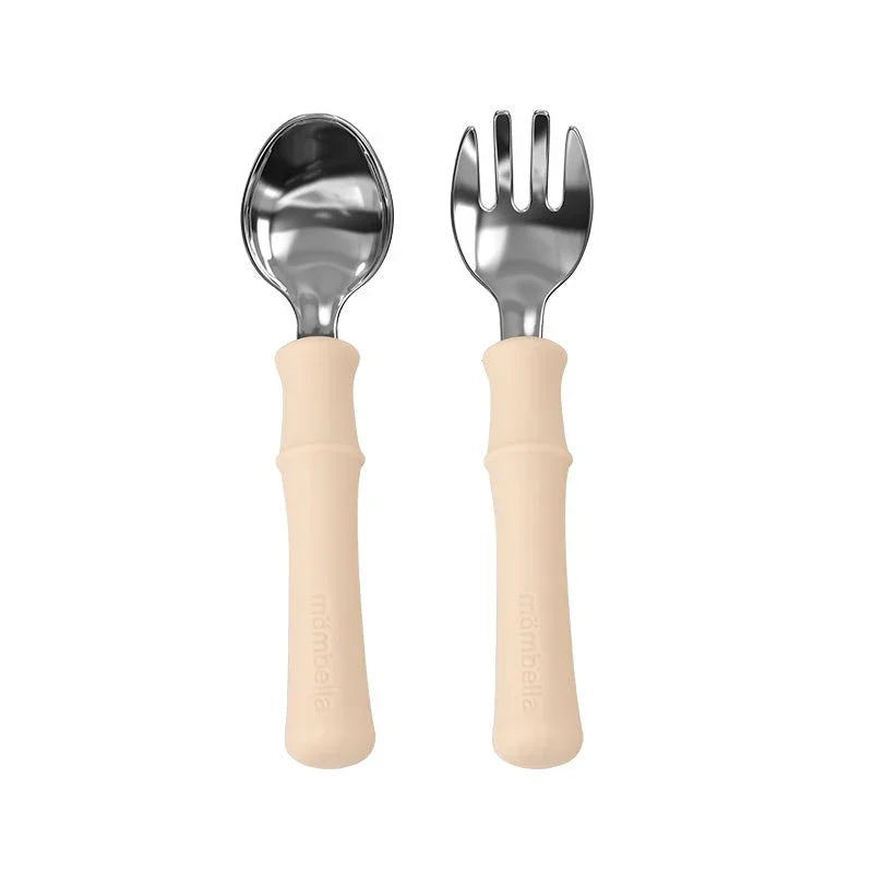 Barnesølje og gaffel med myke, beige greper – perfekt for små barn og babyutstyr