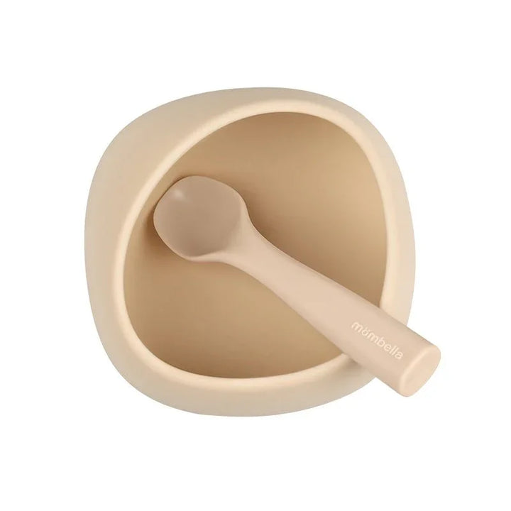 Beige babybowl og skje fra Mombella, myk silikon for spedbarn og småbarn