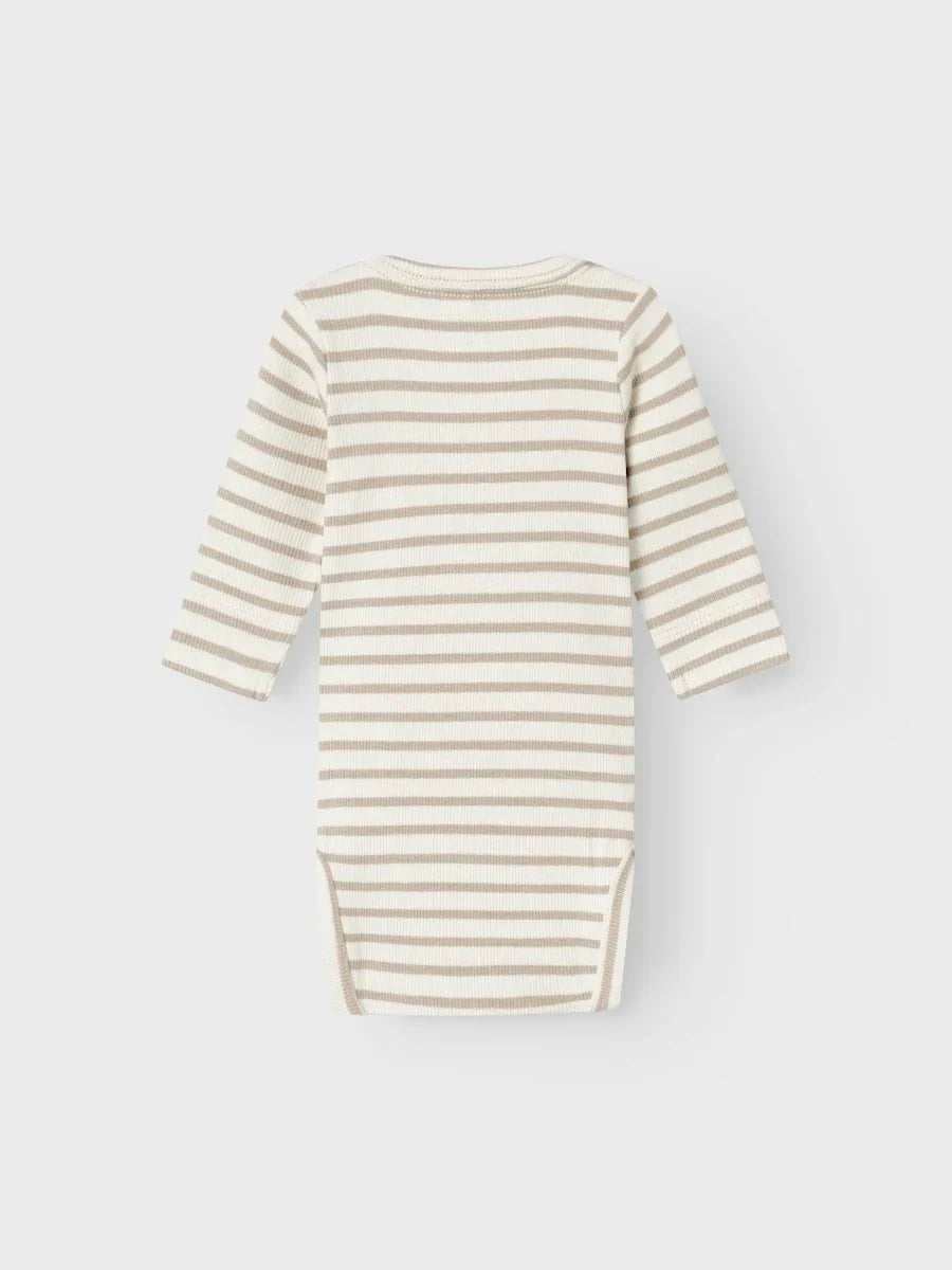 Streifet babybody i myk ull, perfekt for spedbarn 0-8 år. Bærekraftig barneklær med lange ermer.