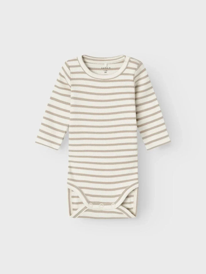 Myk strikket babybody med striper, perfekt for spedbarn 0-8 år