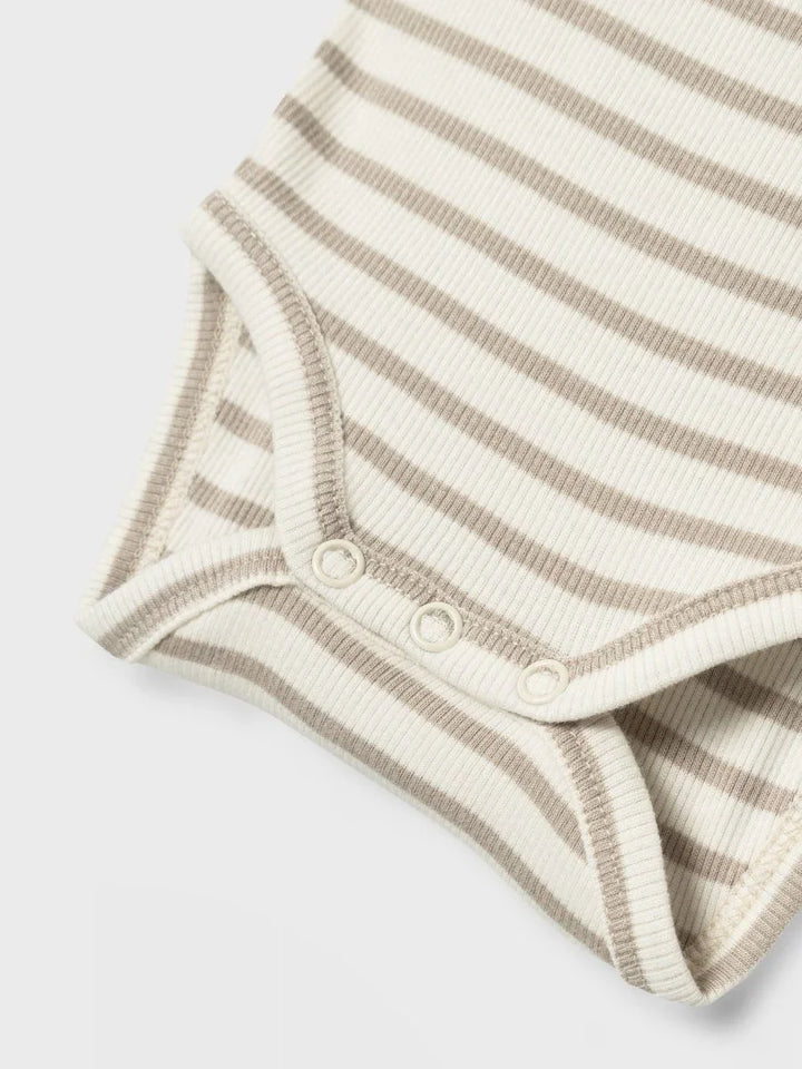 Stripet babybody i myk ullblanding med knapper, perfekt for spedbarn 0-8 år