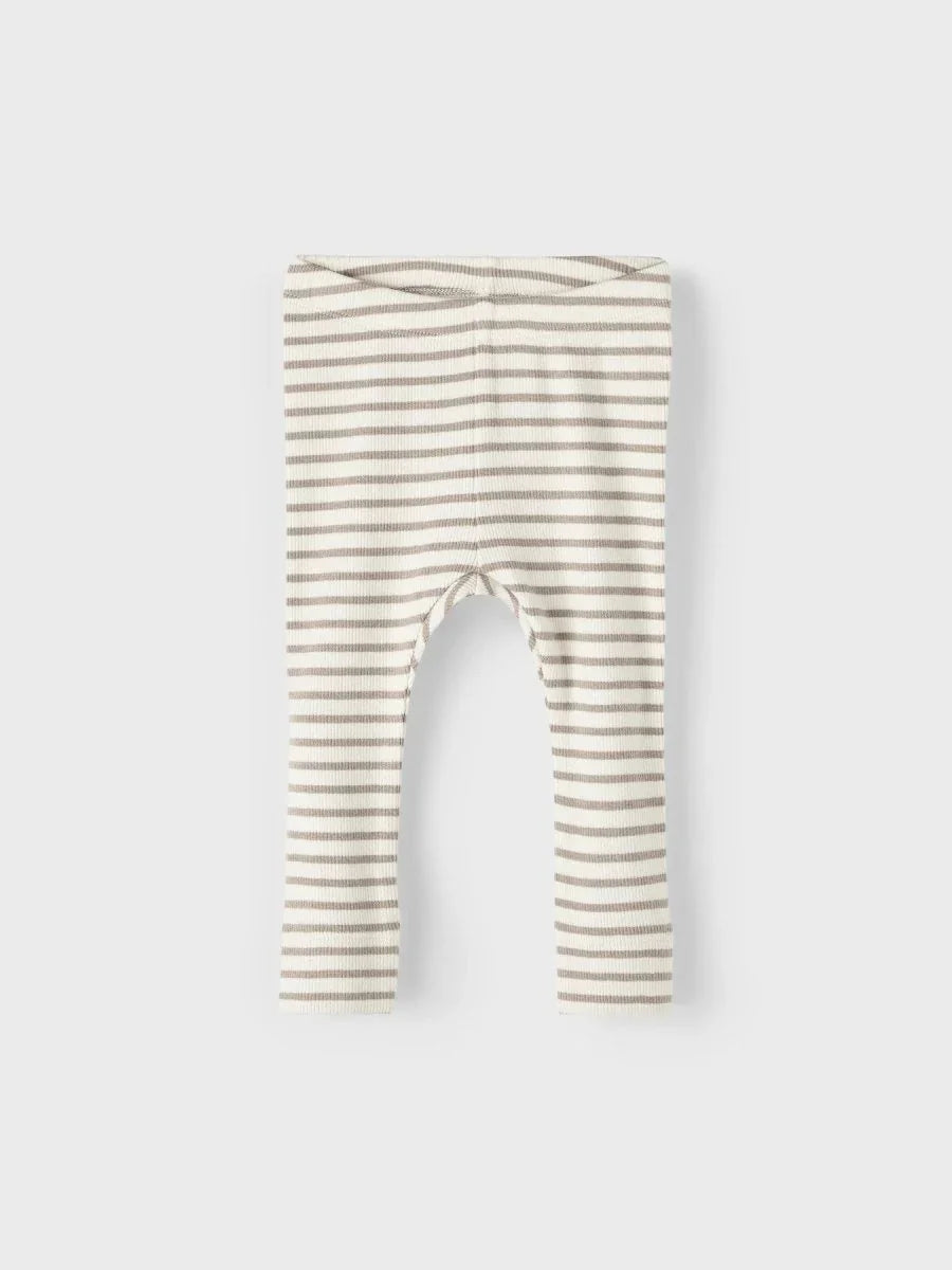 Myke strikkede bukser for spedbarn med beige og hvite striper, ideelle for bekvemhet og bevegelse.