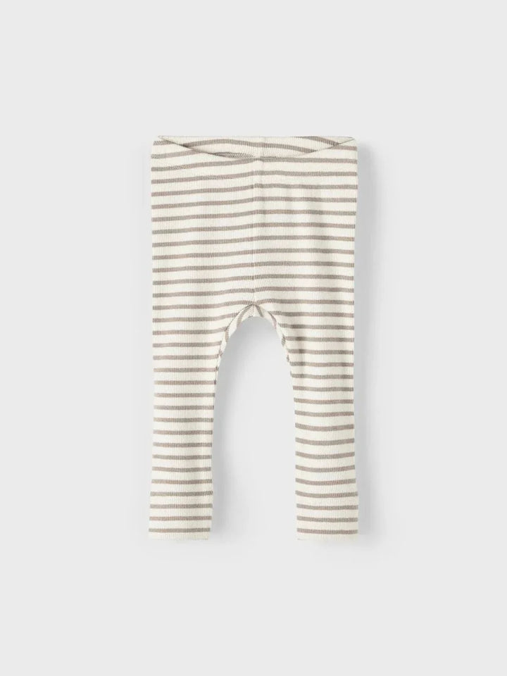 Myke strikkede bukser for spedbarn med beige og hvite striper, ideelle for bekvemhet og bevegelse.