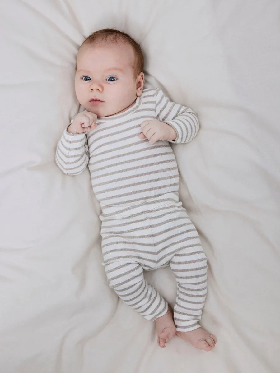 Baby i strikket, myk barneklær med grå og hvite striper, perfekt for spedbarn 0-8 år