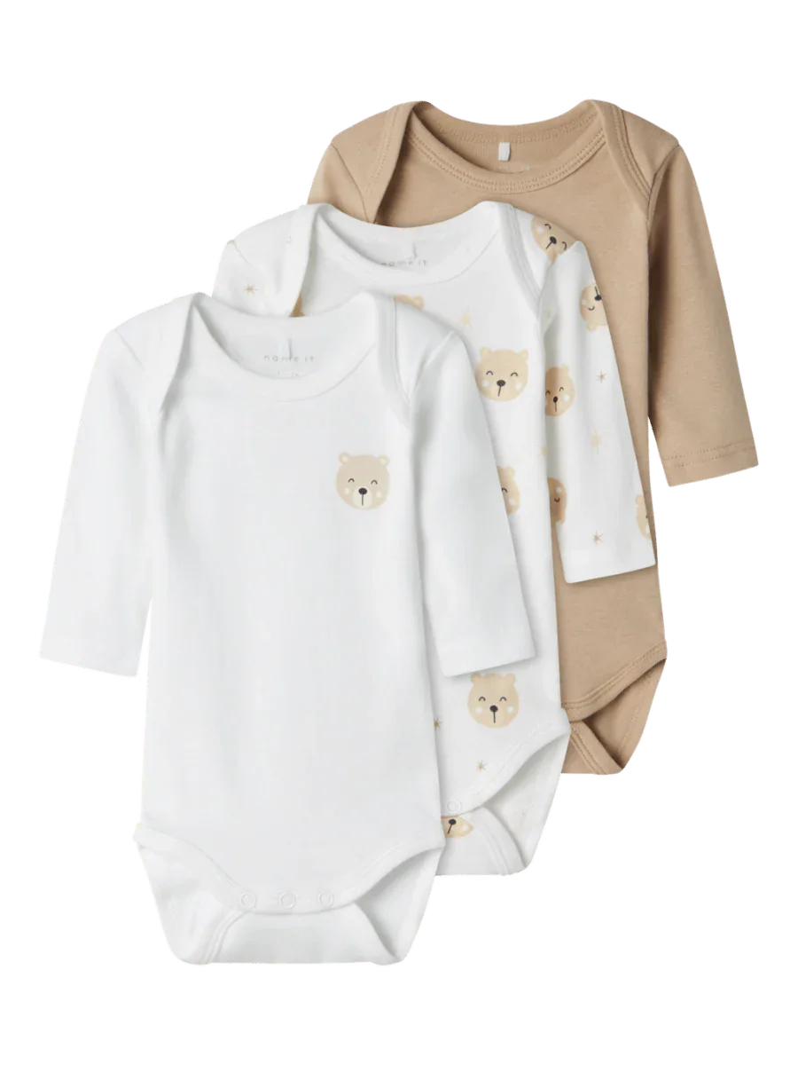 Myke babybody med bjørnemønster i hvit og beige, perfekt for spedbarn 0-8 år
