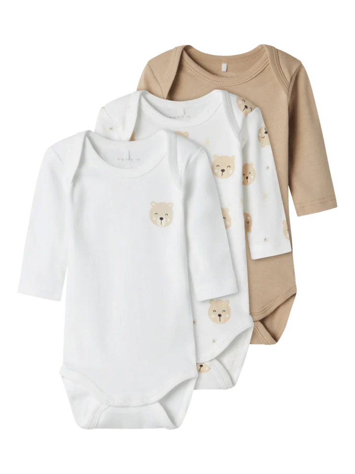 Myke babybody med bjørnemønster i hvit og beige, perfekt for spedbarn 0-8 år