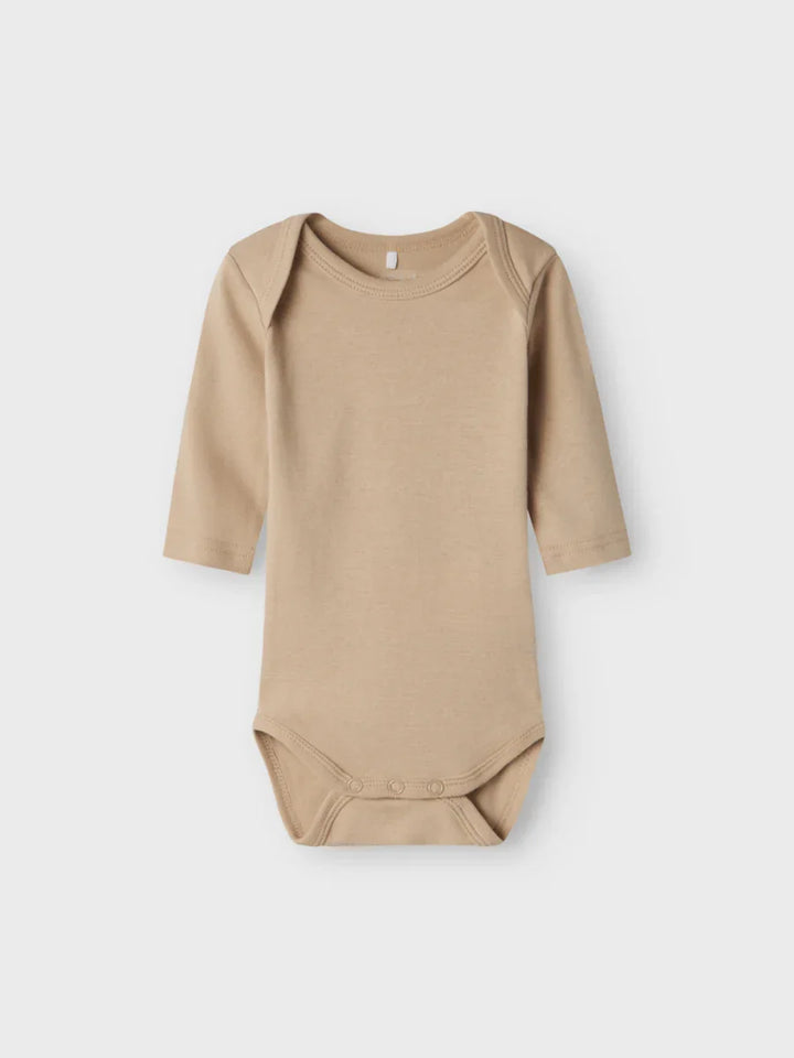 Beige langærmet babybody med knapper nederst, myk og bekvem for spedbarn 0-8 år
