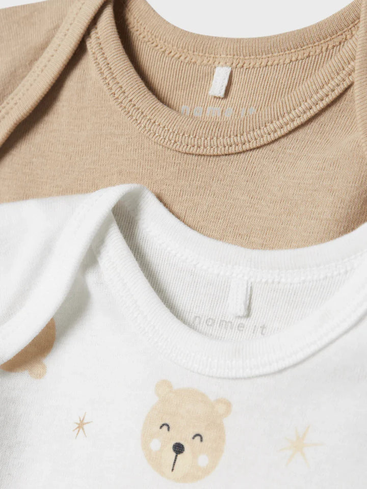 Myke babybodyer i beige og hvit med bjørnemotiv, perfekt barneklær for spedbarn