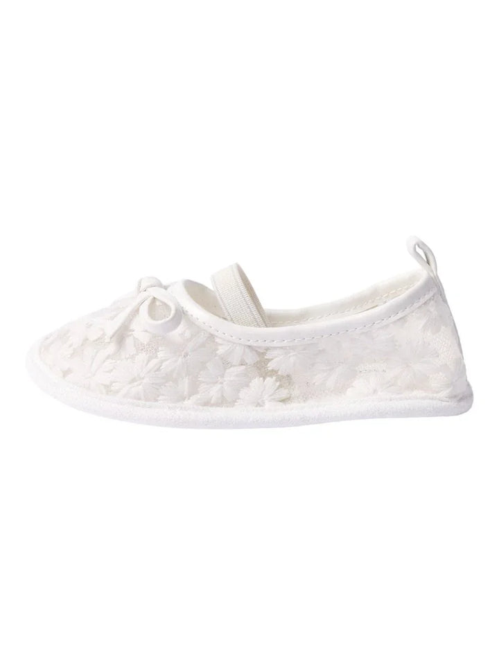 Hvit blomsterbrodert baby sko med strikket bånd og myk såle for spedbarn