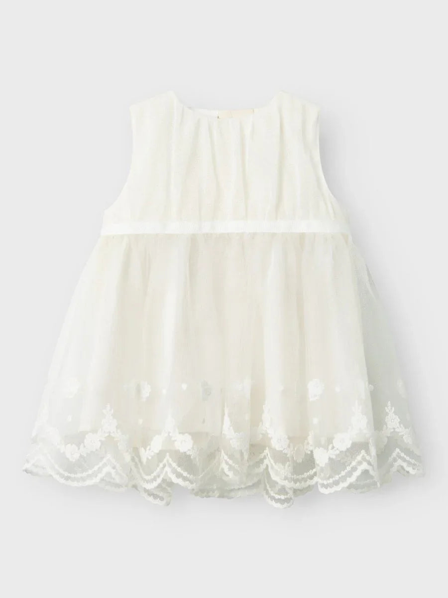 Hvit babykjole med spets og blomsterdetaljer, myk og elegant barneklær for spedbarn og småbarn