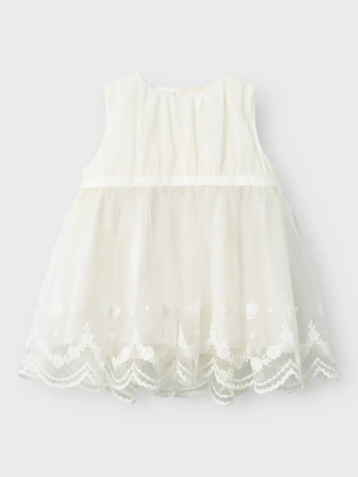Hvit babykjole med spets og blomsterdetaljer, myk og elegant barneklær for spedbarn og småbarn