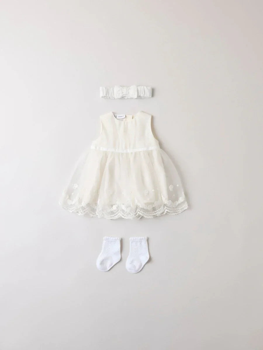 Hvit babykjole med hodebånd og sokker, myk og festlig barneklær for spedbarn