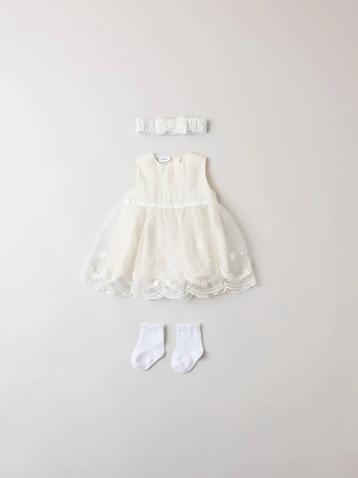 Hvit babykjole med hodebånd og sokker, myk og festlig barneklær for spedbarn