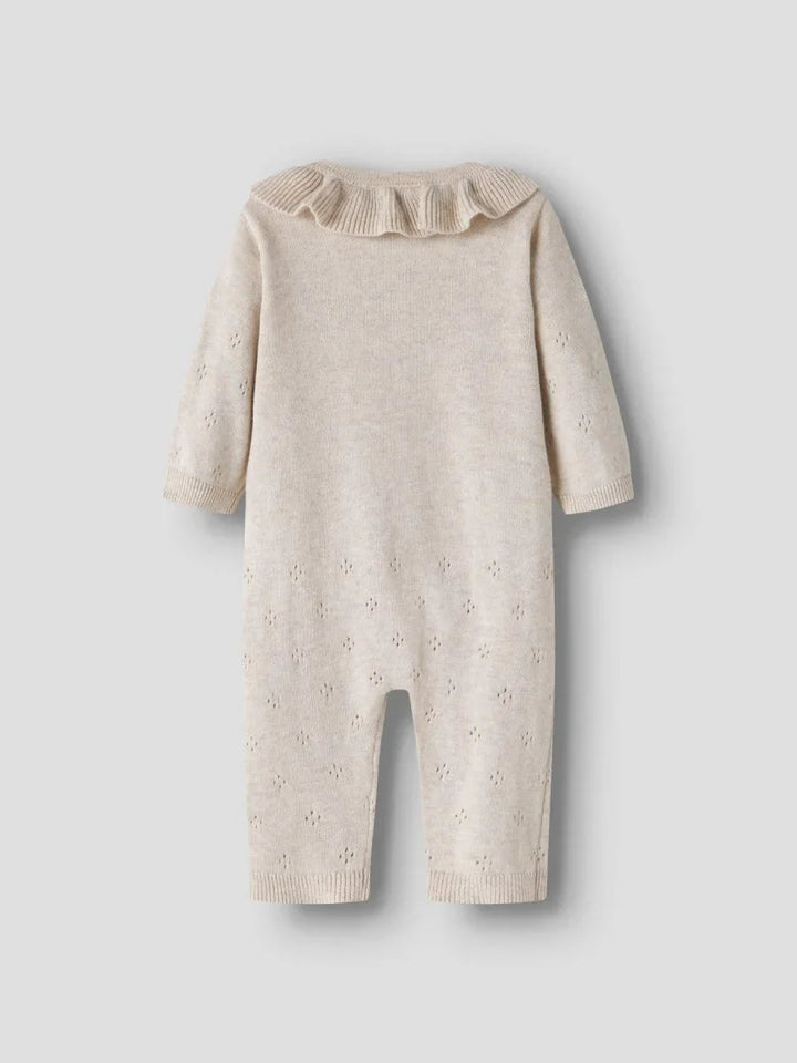 Myk ullbody med ruffelkrage for baby, lett strikket med åpne mønster