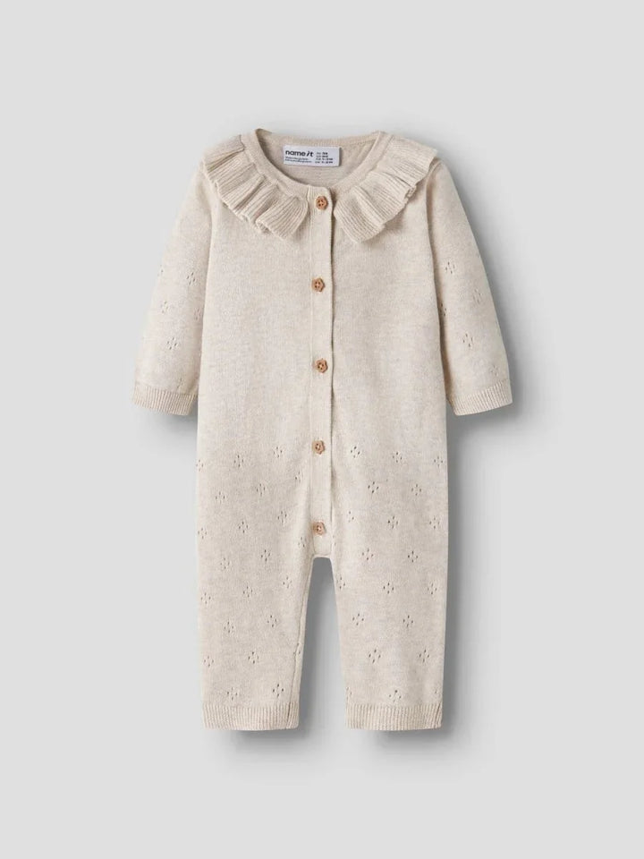 Myk strikket babydrakt med krage og knapper, perfekt for spedbarn og småbarn