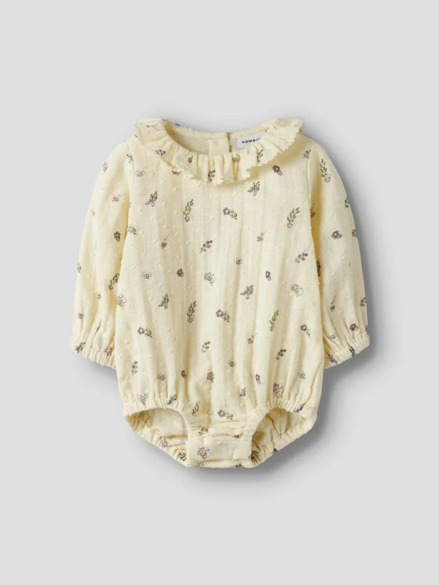 Gul blomsterprint babybody med ruffelkrage og lange ermer, myk og bekvem for spedbarn