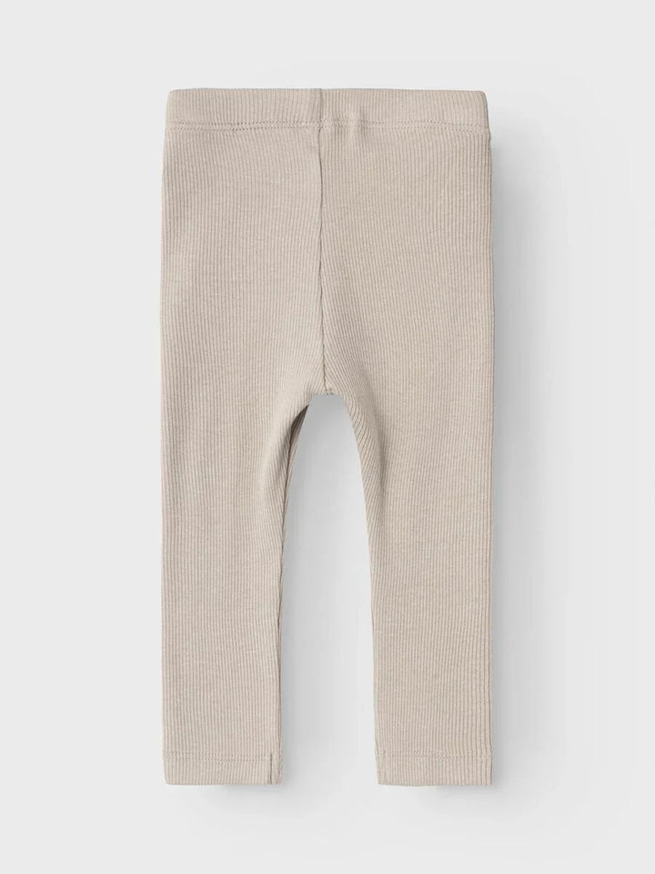 Beige strikkede babybukser med ribbet mønster, myke og komfortable for spedbarn og småbarn.
