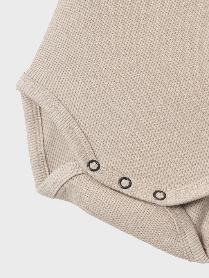 Beige ribbet babybody med knapper, myk barneklær for spedbarn