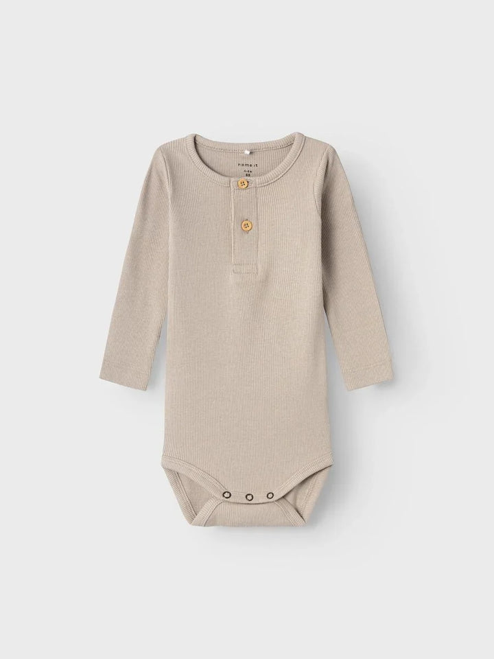 Myk beige babybody med lange ermer og knapper, perfekt for spedbarn 0-8 år