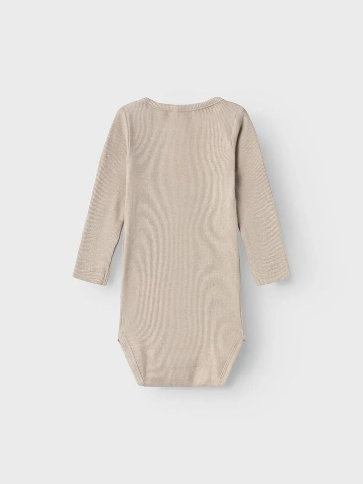 Beige ribbet babybody med lange ermer, myk og bekvem for spedbarn