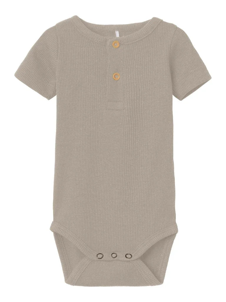 Beige ribbet babybody med knapper, myk barneklær for spedbarn 0-8 år