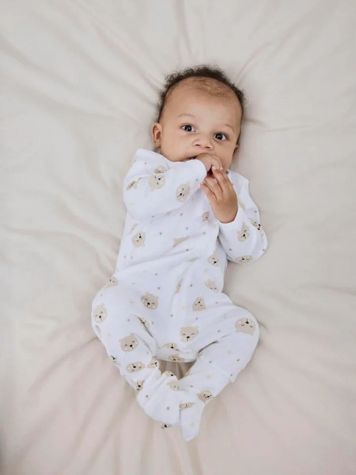 Baby i hvit onesie med bjørnemønster, myk barneklær for spedbarn 0-8 år