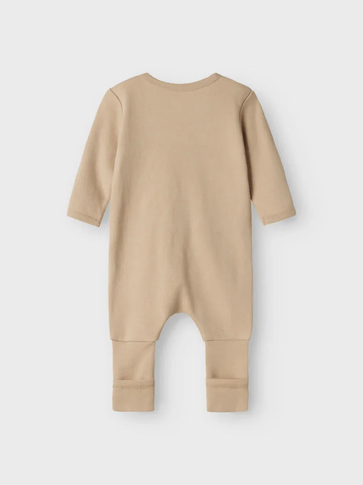 Beige babybody med lange ermer og ben, myk og komfortabel barneklær for spedbarn