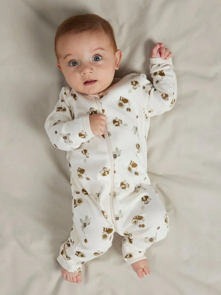 Baby i hvit pyjamas med apeprint, myk barneklær for spedbarn 0-8 år