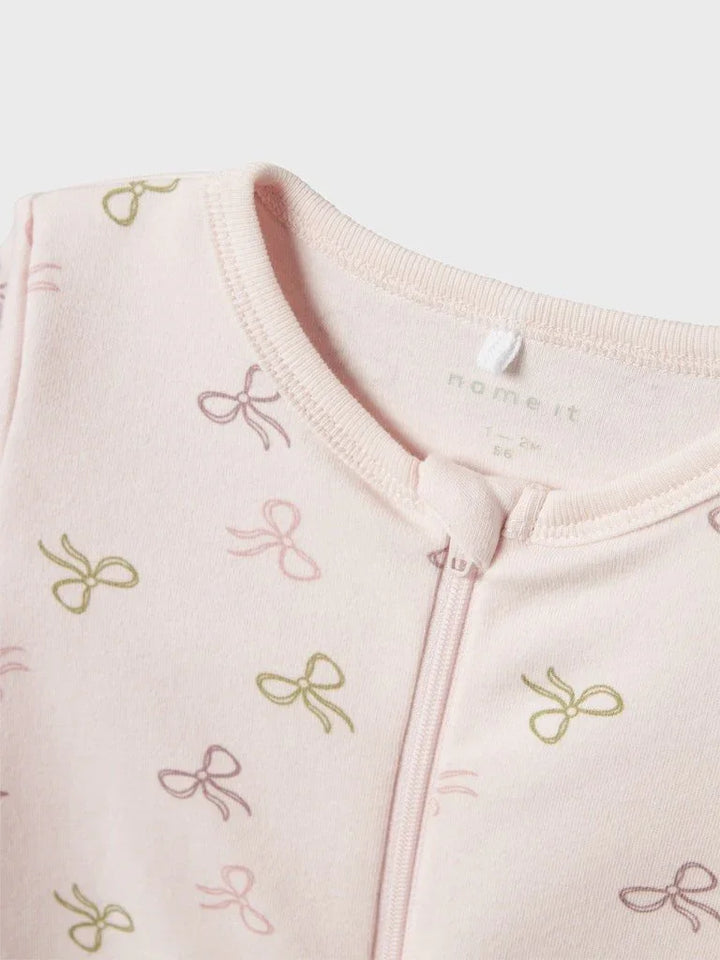 Lys rosa babybody med fargerike strikkede båndmønster og frontlås for enkel på- og avklipping