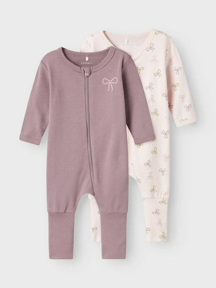 Myke babydrakter med bueprint, ideelle for spedbarn 0-8 år. Bærekraftige barneklær med lynlås.