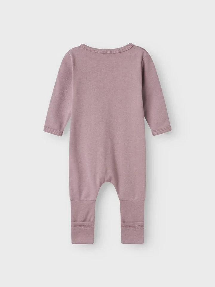 Myk rosa babybody med lange ermer og bein, perfekt for spedbarn 0-8 år