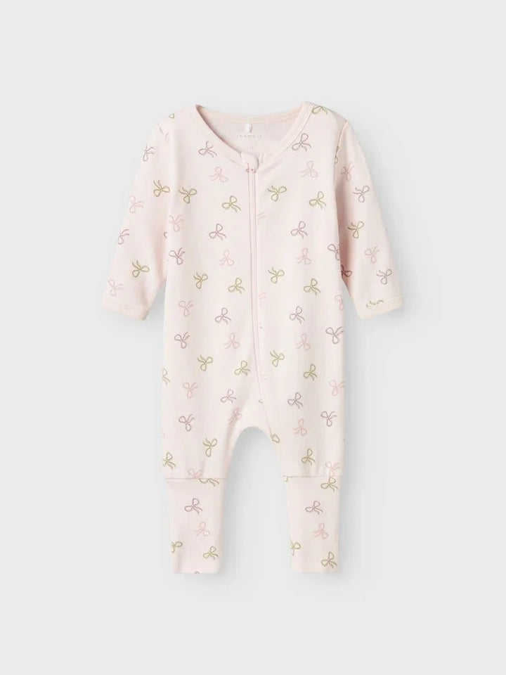 Myk rosa babydrakt med bueprint, perfekt for spedbarn og småbarn 0-8 år