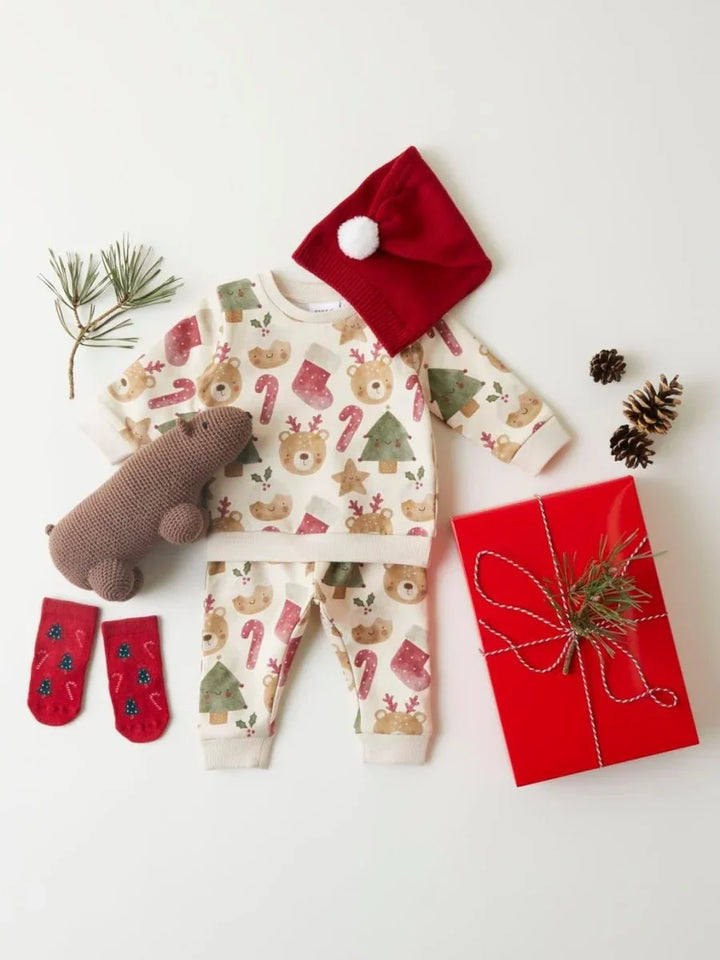 Julepyjamas med bjørnemønster, rød julelue og sokker for spedbarn. Perfekt julegave for baby.