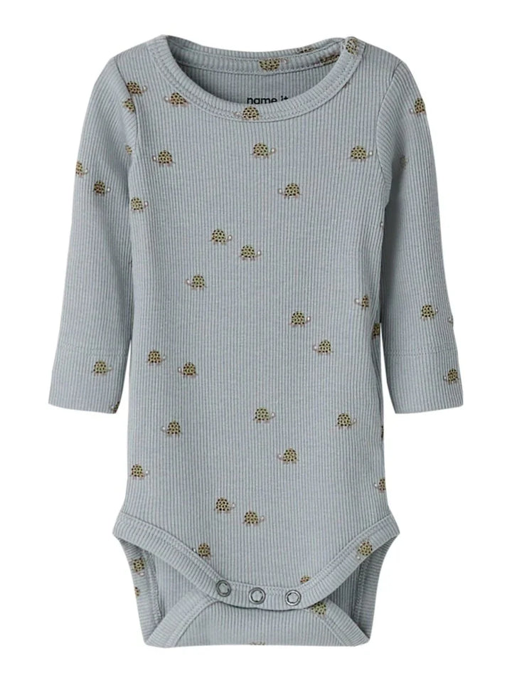 Lysblå babybody med skilpaddemønster og ribbet tekstur, myk og bekvem for spedbarn