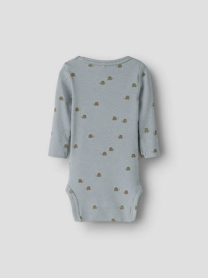 Lysblå babybody med skilpaddeprint og lange ermer, myk og bekvem for spedbarn