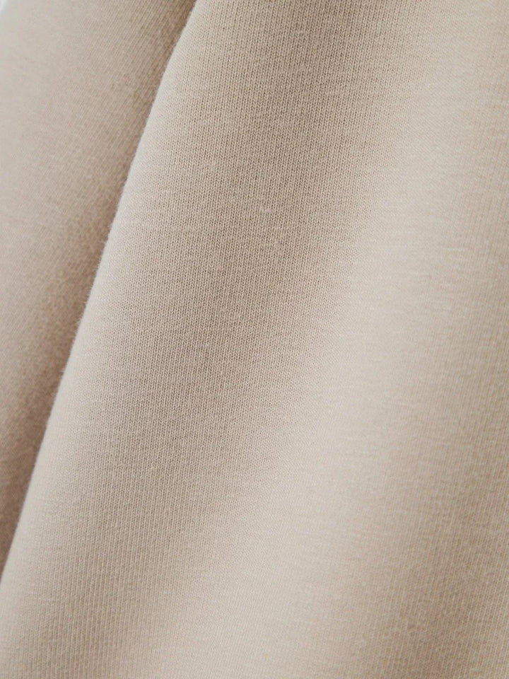 Myk, beige barneklærstof i fin strikk, perfekt for bekvemhet og varme