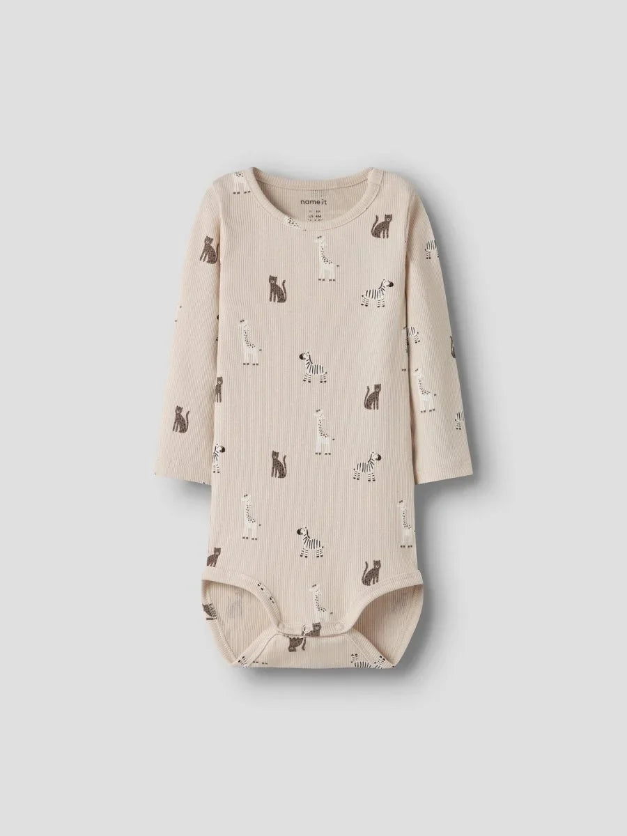 Myk babybody med dyremønster i beige, perfekt for spedbarn 0-8 år