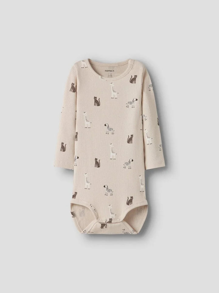 Myk babybody med dyremønster i beige, perfekt for spedbarn 0-8 år