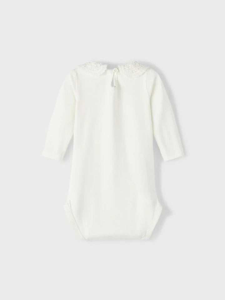 Hvit babybody med spetskrage og lange ermer, myk og behagelig barneklær for spedbarn