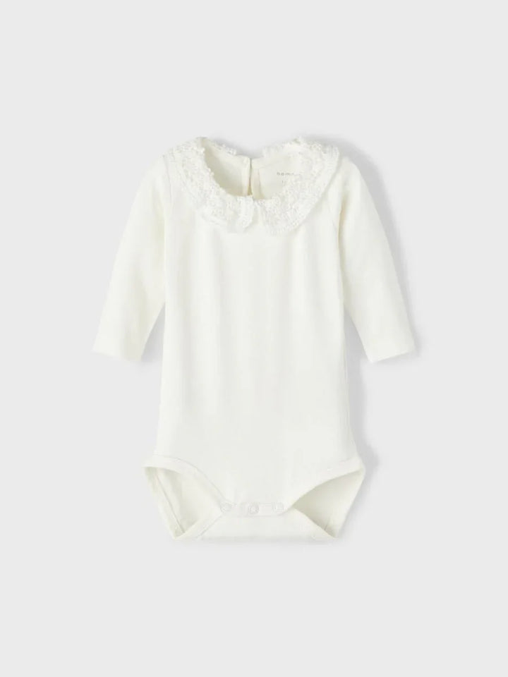 Hvit babybody med spesiell halskant og lange ermer, myk og behagelig for spedbarn