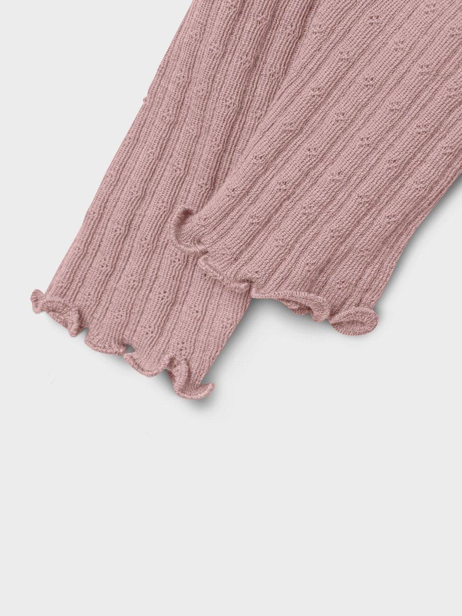 Myk rosa strikket barneklær med ruffler og ribbestrikk, perfekt for baby og småbarn