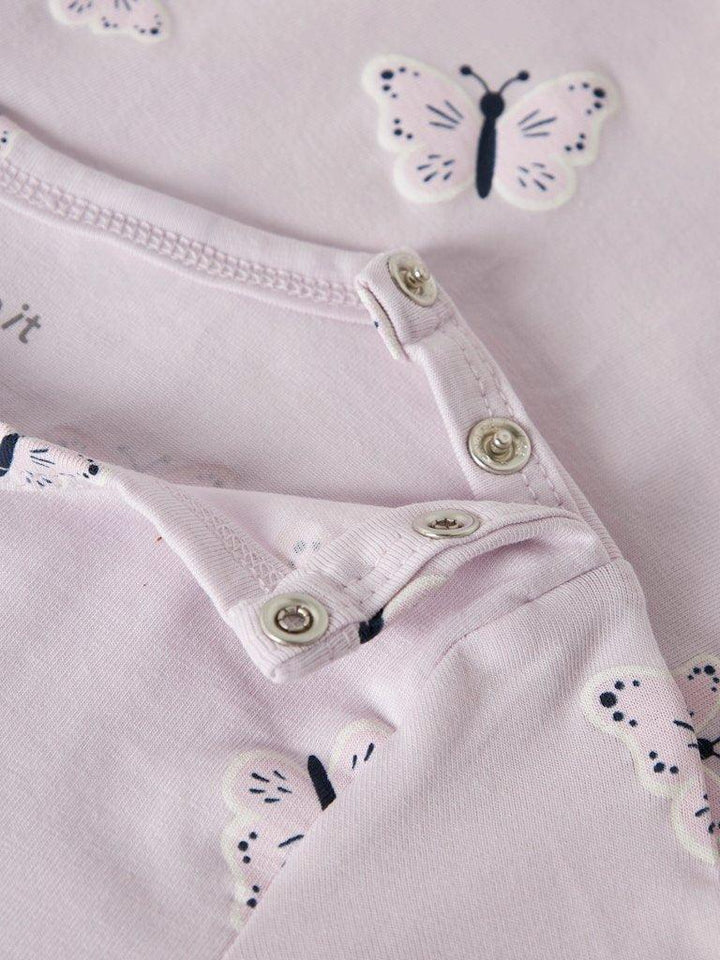 Lysrosa babybody med sommerfuglprint og knapper for enkel skifting
