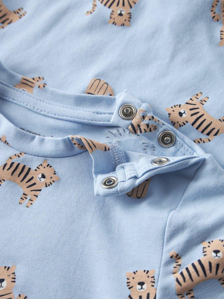 Lysblå babybody med tigerprint og knapper, myk barneklær for spedbarn