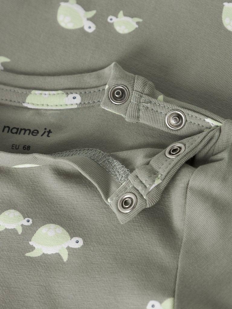 Grønn babybody med skildpadder og knapper, merke name it, EU 68