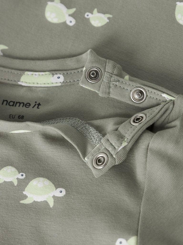 Grønn babybody med skildpadder og knapper, merke name it, EU 68