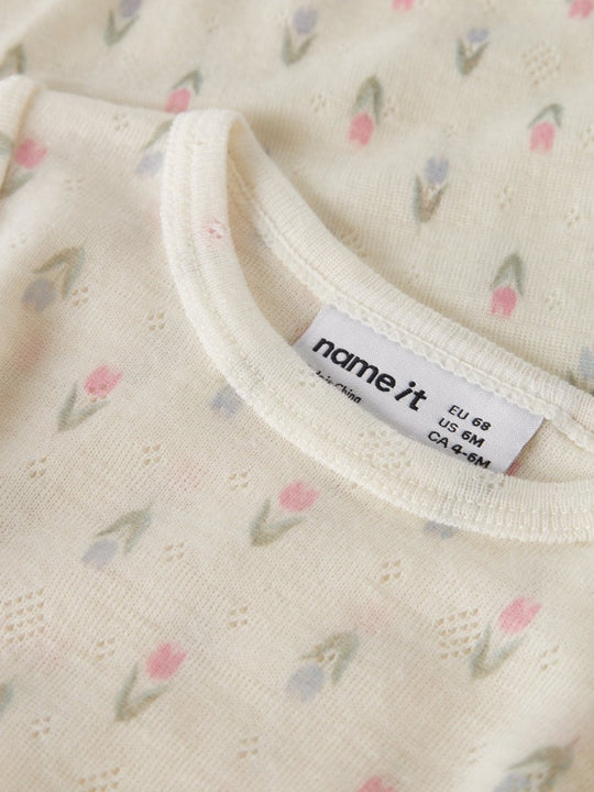 name it baby WANG ull body i merinoull – Coconut Milk | Blomster | Torgunns Barneklær AS