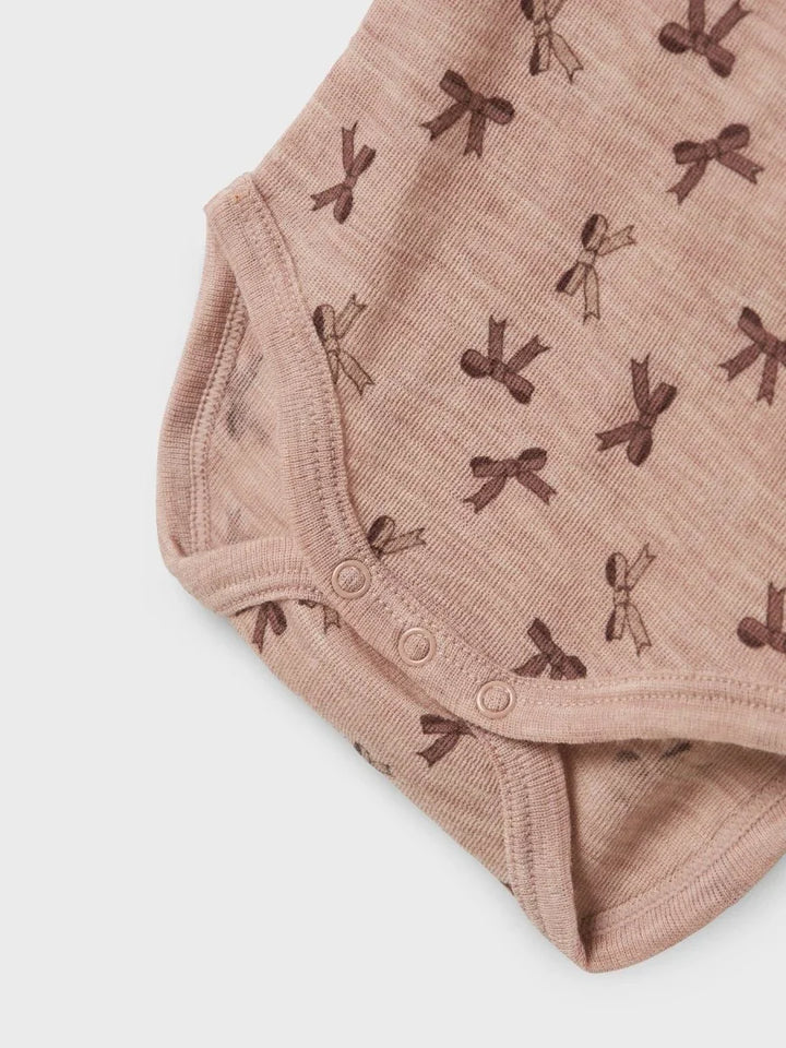 Myk babybody med bueprint i rosa, perfekt for spedbarn 0-8 år