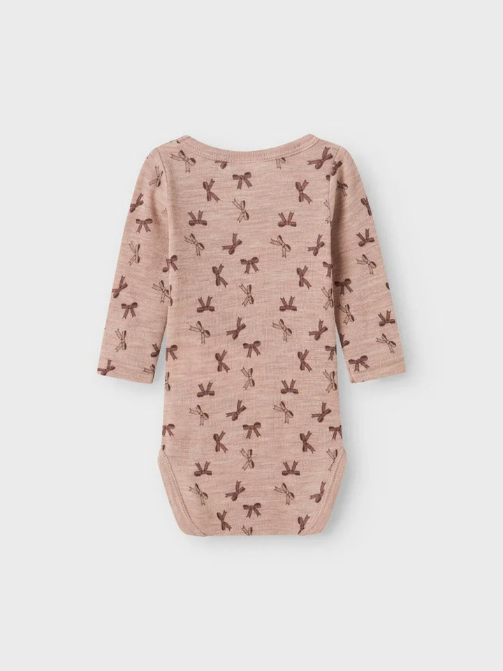 Myk rosa babybody med små brunbånd, perfekt for spedbarn 0-8 år